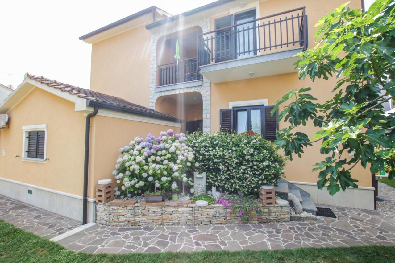 Apartments Cvitan 1. Floor Poreč Exteriör bild