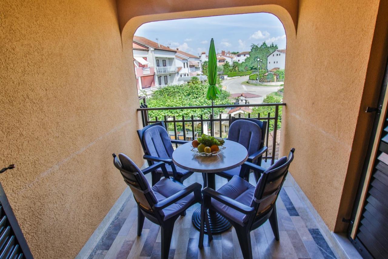 Apartments Cvitan 1. Floor Poreč Exteriör bild
