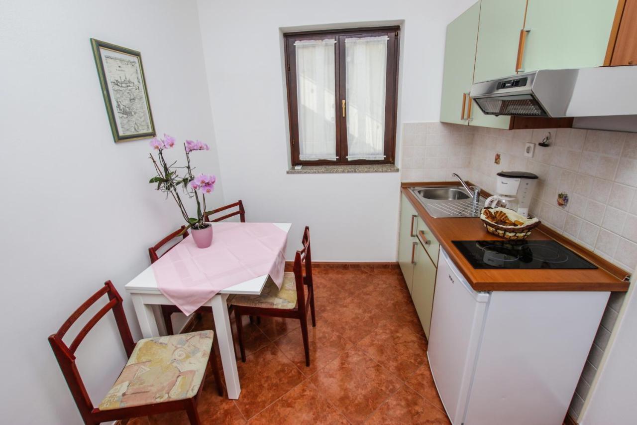 Apartments Cvitan 1. Floor Poreč Exteriör bild
